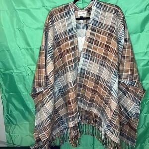 Poncho. Over lay. Sweater.